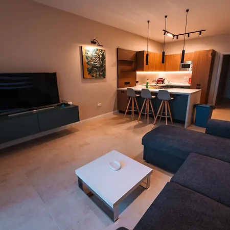 Modern 2 Bed & 2 Bth *