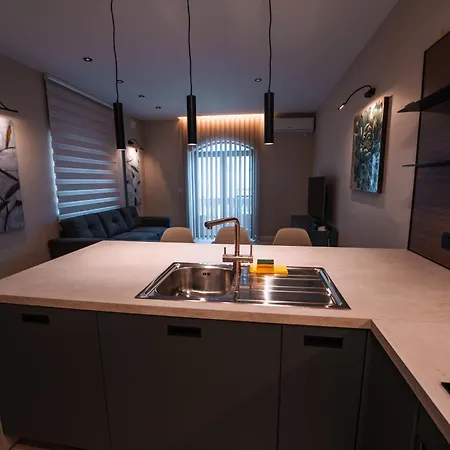 Modern 2 Bed & 2 Bth * Слима