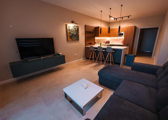 Modern 2 Bed & 2 Bth *