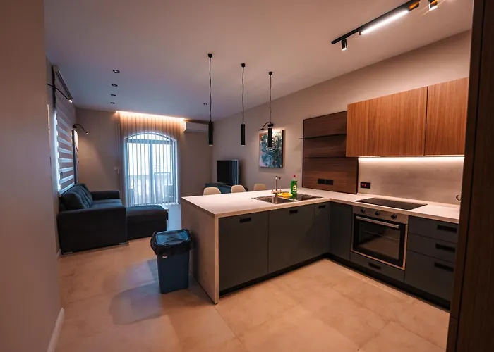 Modern 2 Bed & 2 Bth *