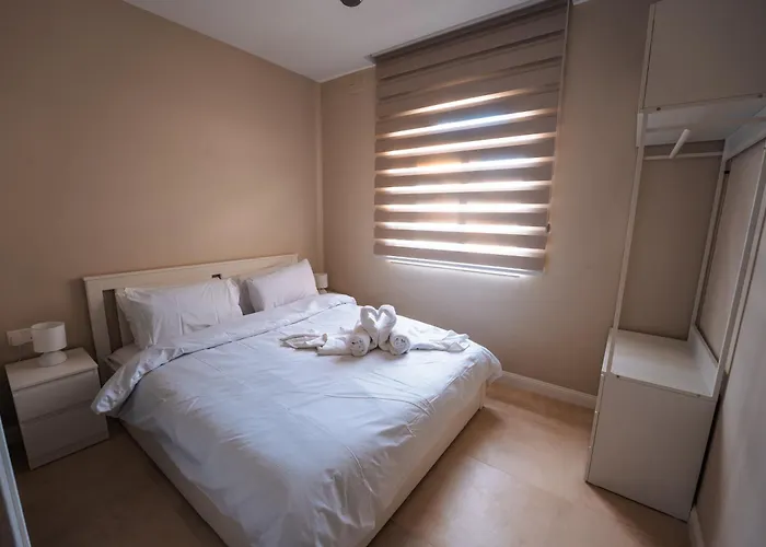 Modern 2 Bed & 2 Bth Apartment *